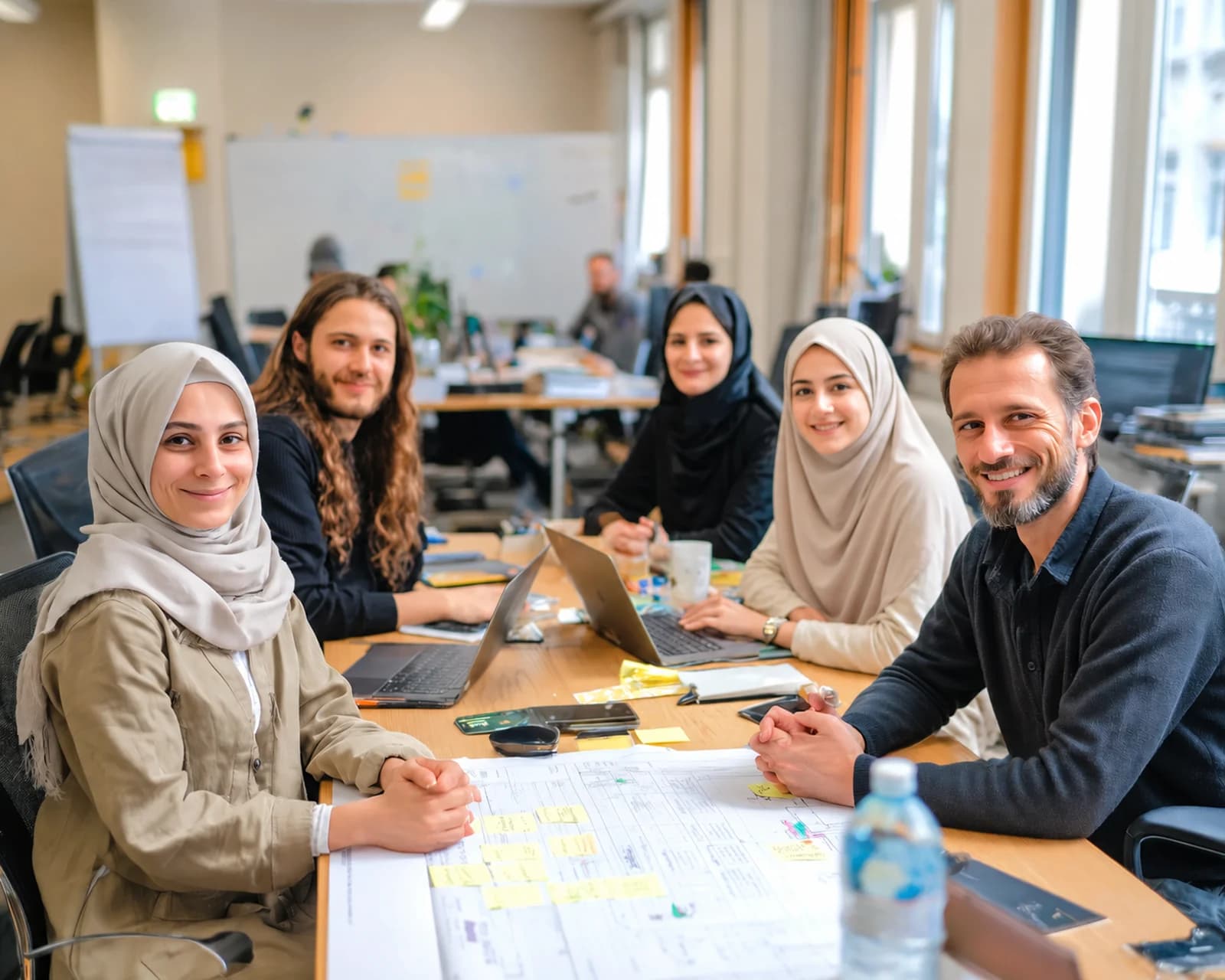 Das Team plant gemeinsam lokale Projekte