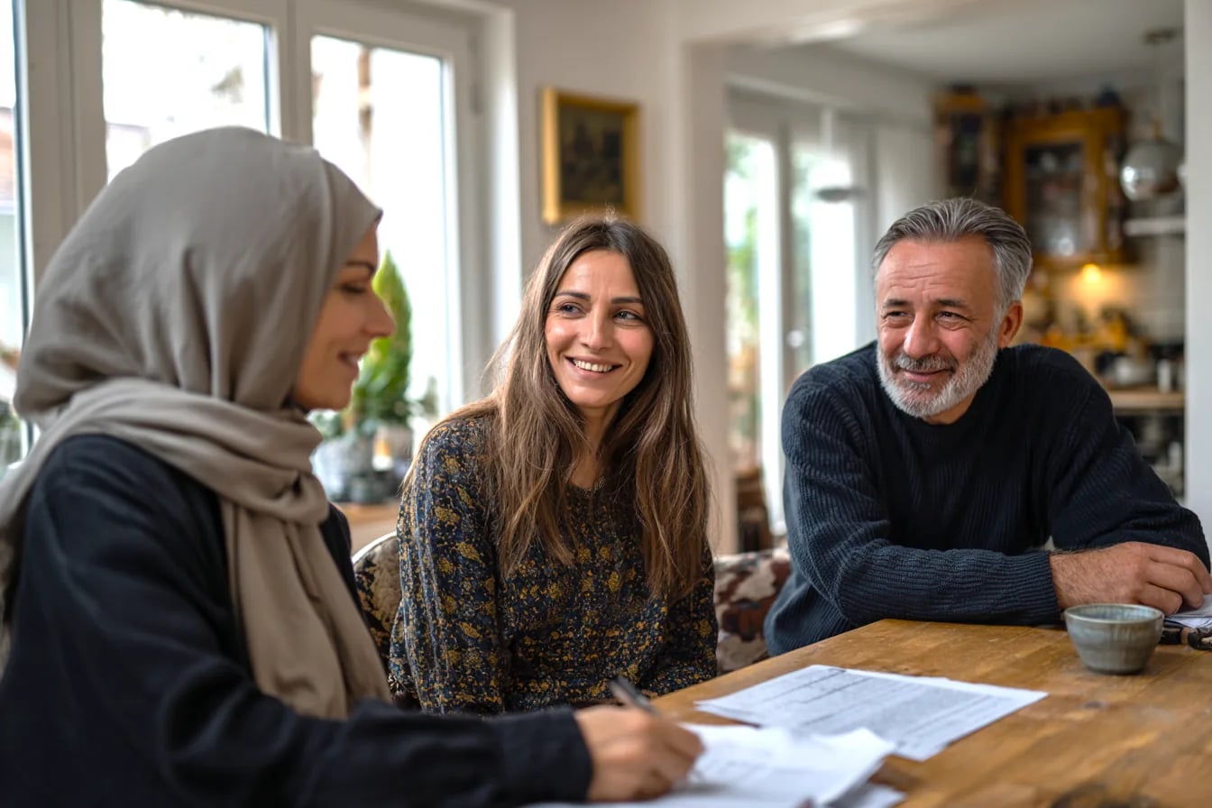 Eine Beraterin bespricht mit einer Familie vor Ort in Deutschland ihren Hilfsantrag